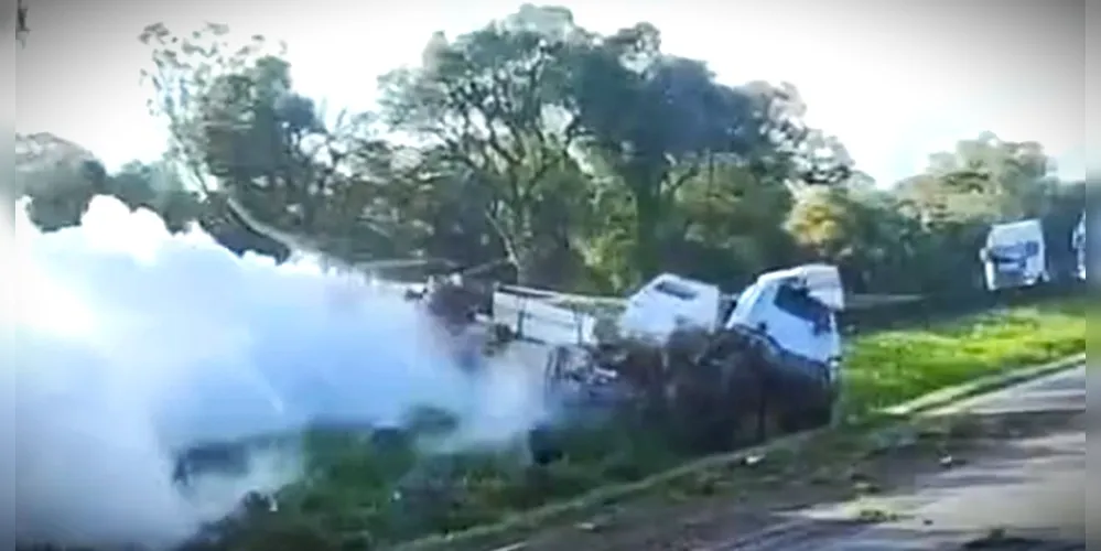Caminhão tomba e BR-376 está bloqueada por causa do risco de explosão