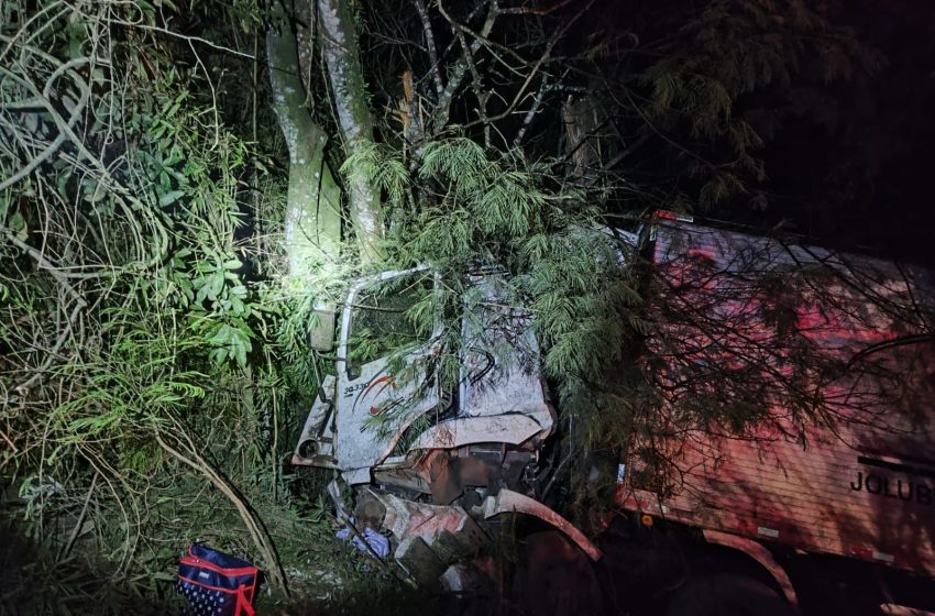 Caminhoneiro fica ferido após acidente na BR-376