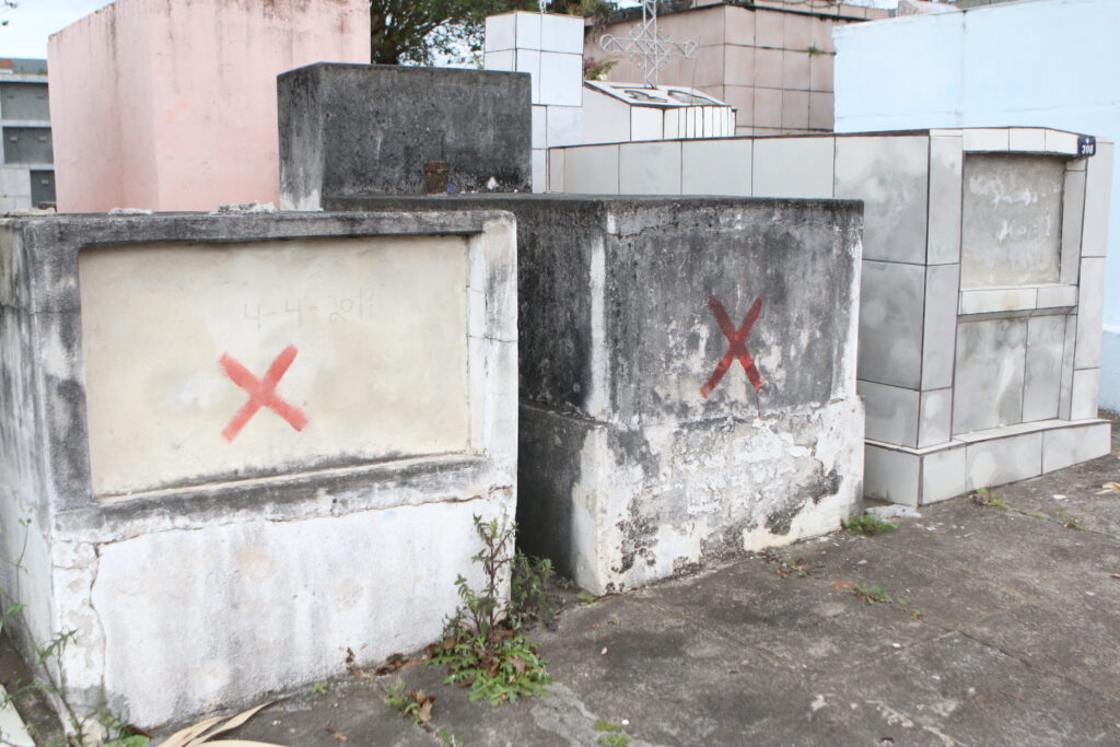 Serviço Funerário inicia identificação de túmulos abandonados no Cemitério São Sebastião