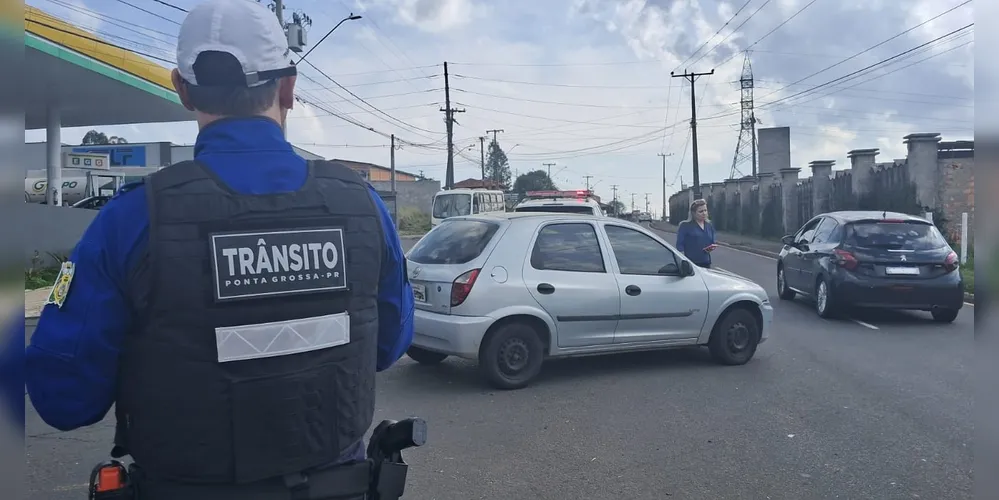 Colisão entre carro e moto deixa uma pessoa ferida no Jardim Carvalho, em PG 
