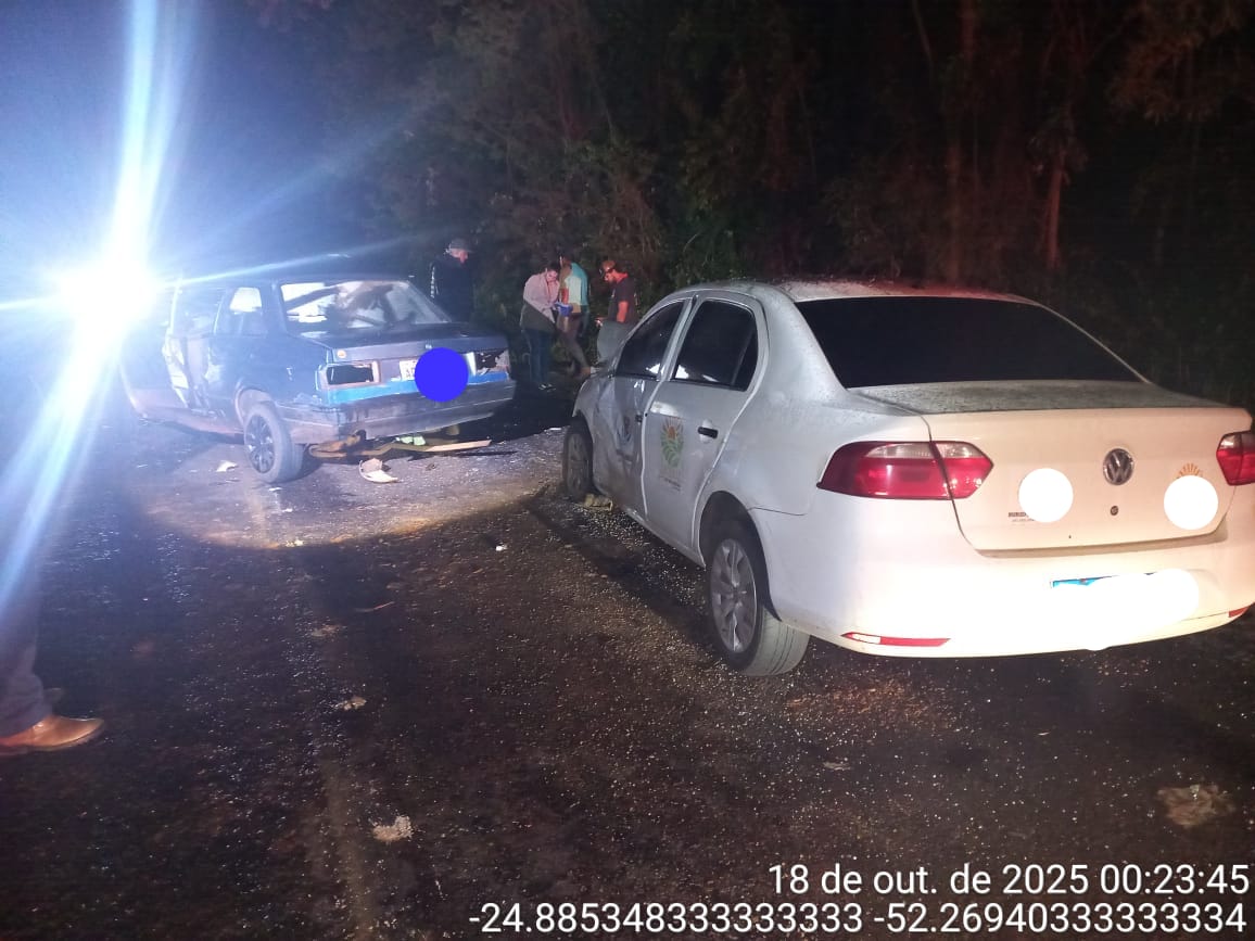 Grave acidente entre dois carros em rodovia deixa mortos e uma pessoa ferida no PR