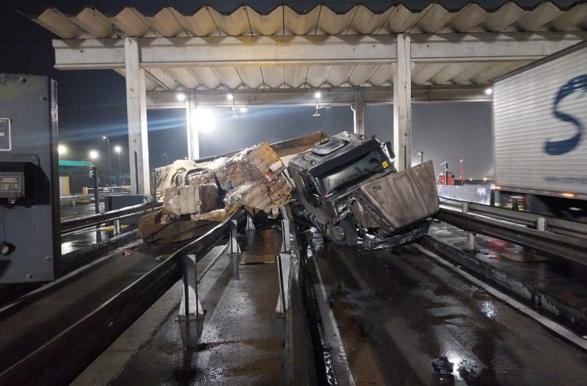 Caminhão tomba em praça de pedágio na BR-116
