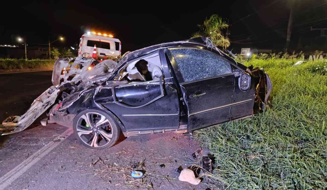 Jovem motorista morre após perder controle e bater em árvore na BR-376