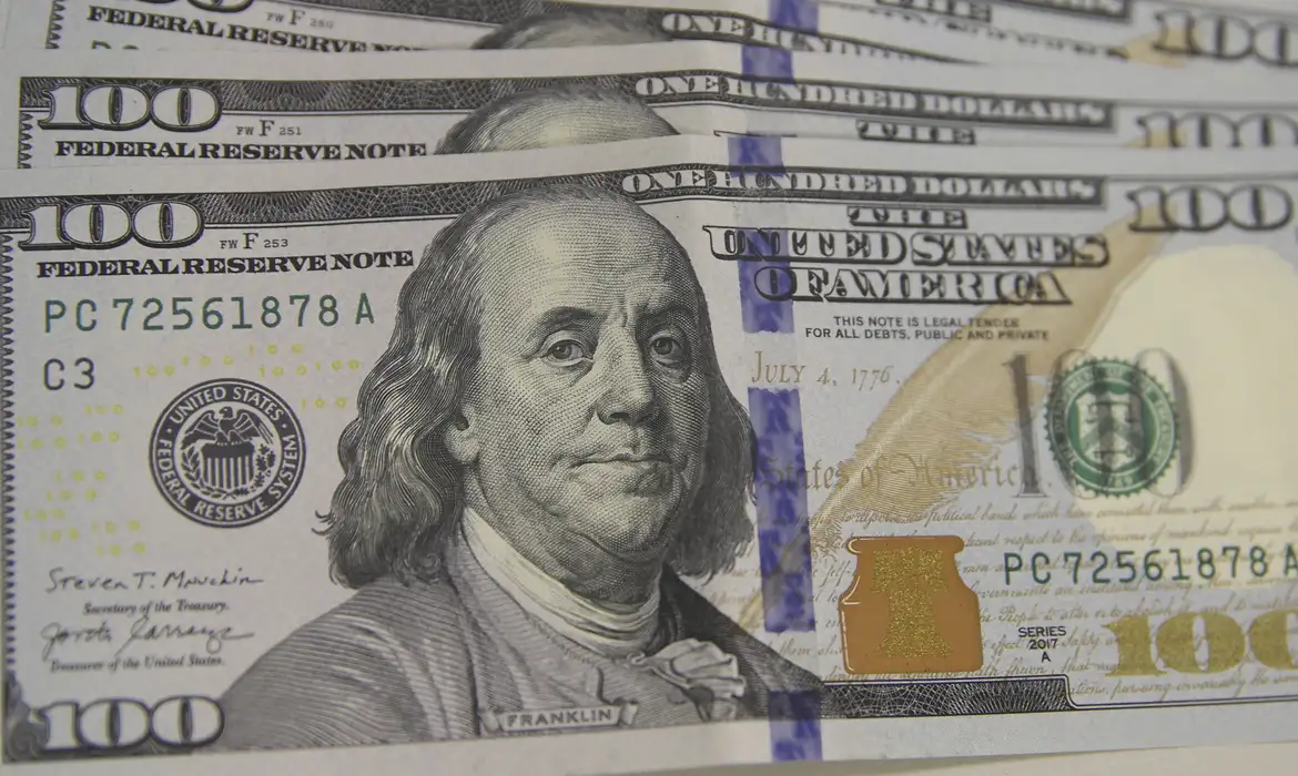 Dólar fecha abaixo de R$ 5,40 pela primeira vez em 11 dias e Bolsa sobe 0,77% 
