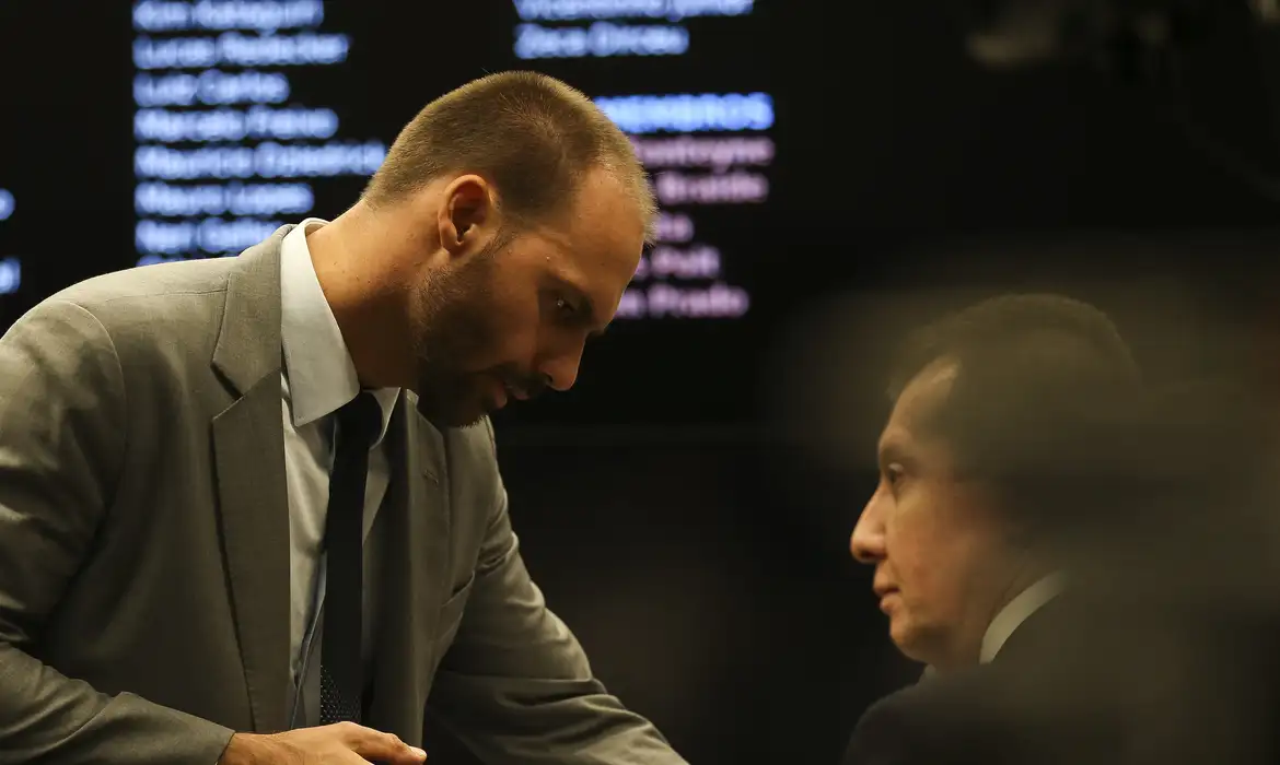 Defensoria Pública deve assumir caso de Eduardo Bolsonaro, por determinação do STF