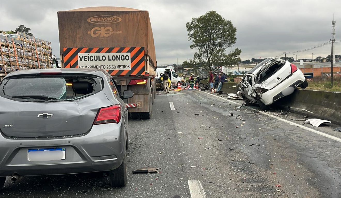 Engavetamento com sete veículos deixa quatro feridos no Contorno Leste