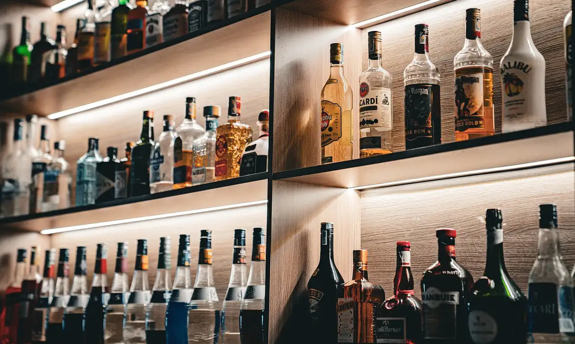 Lei que aumenta pena por venda de bebida alcoólica a menores é sancionada 