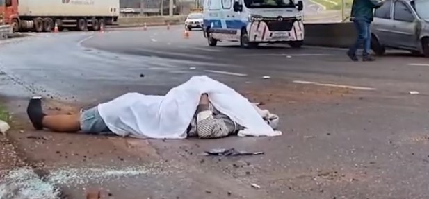 Homem morre após ser ejetado de carro roubado após perseguição policial