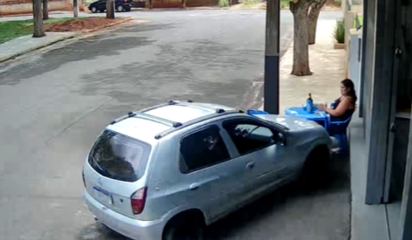 Vídeo: Homem atropela a própria esposa em frente de bar