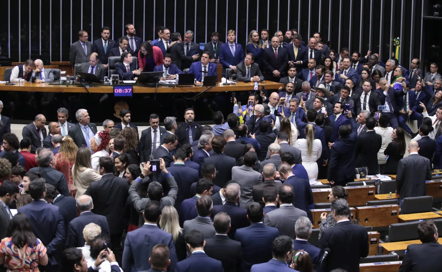 Câmara aprova urgência para projeto que torna falsificação de bebidas crime hediondo