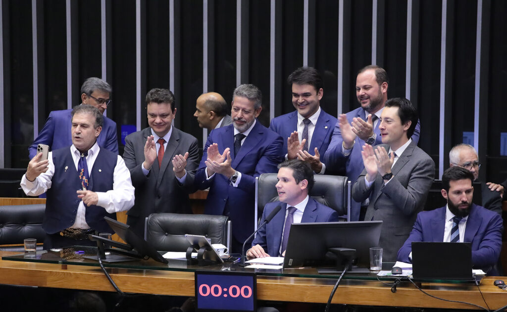 Câmara aprova isenção de Imposto de Renda para quem ganha até R$ 5 mil