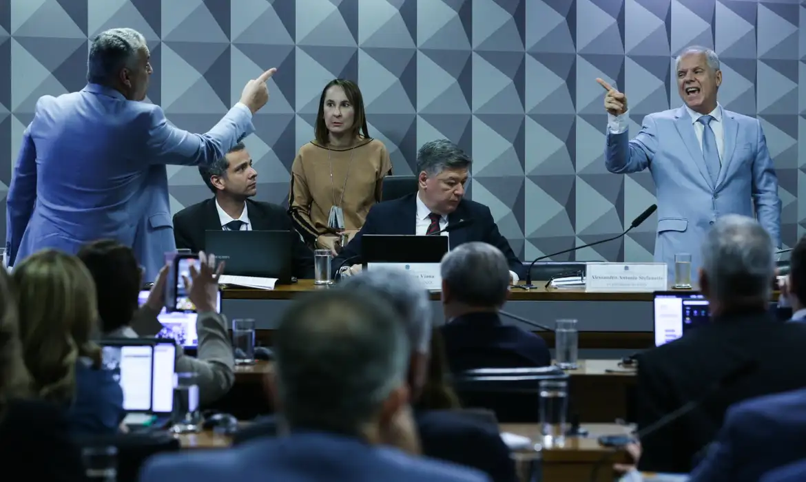 Ex-presidente do INSS se nega a responder perguntas de relator da CPI