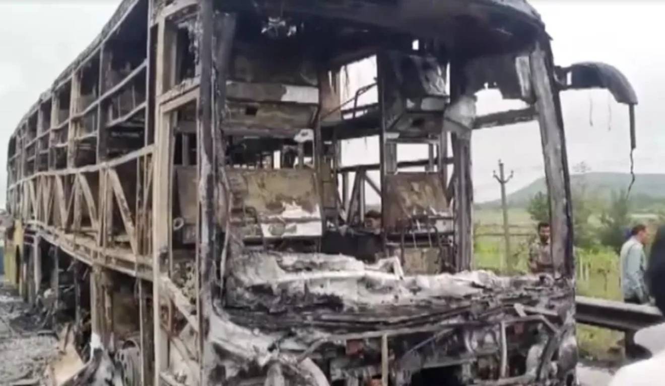 Incêndio em ônibus deixa pelo menos 20 mortos após colisão com moto