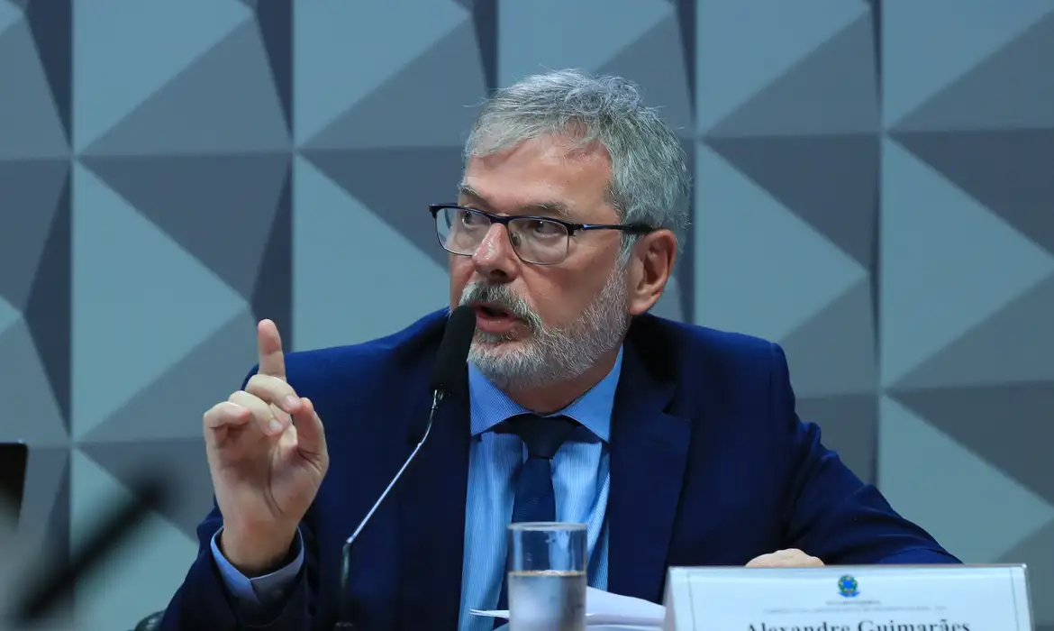 Ex-diretor do INSS nega vínculo político em depoimento na CPI