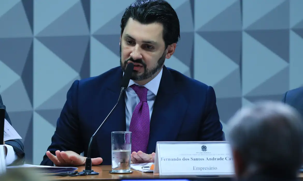 Empresário responde a relator, mas se cala durante CPMI do INSS