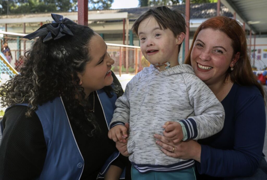 Professora salva aluno com Síndrome de Down que se engasgou em CMEI