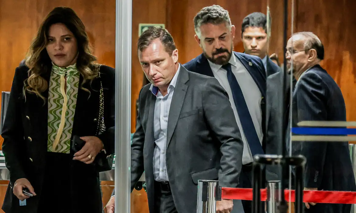 Defesa de Mauro Cid pede ao STF extinção da pena
