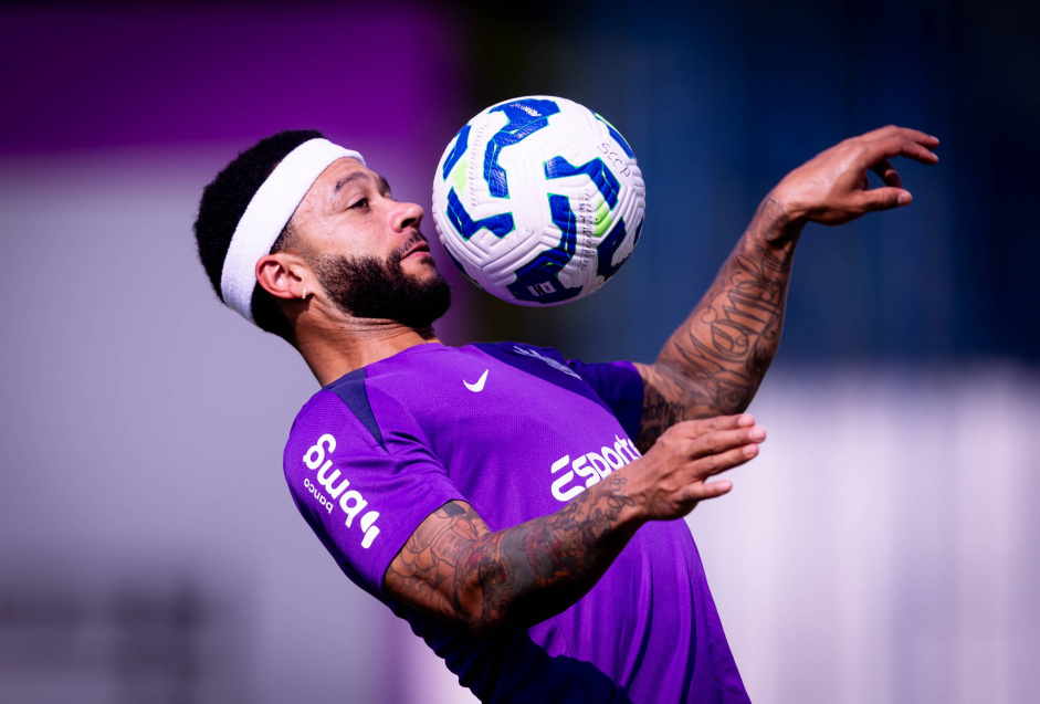 Memphis Depay se reapresenta e treina com elenco do Corinthians após problema logístico