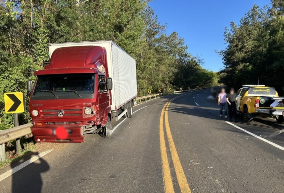 Motociclista morre após colisão frontal com caminhão
