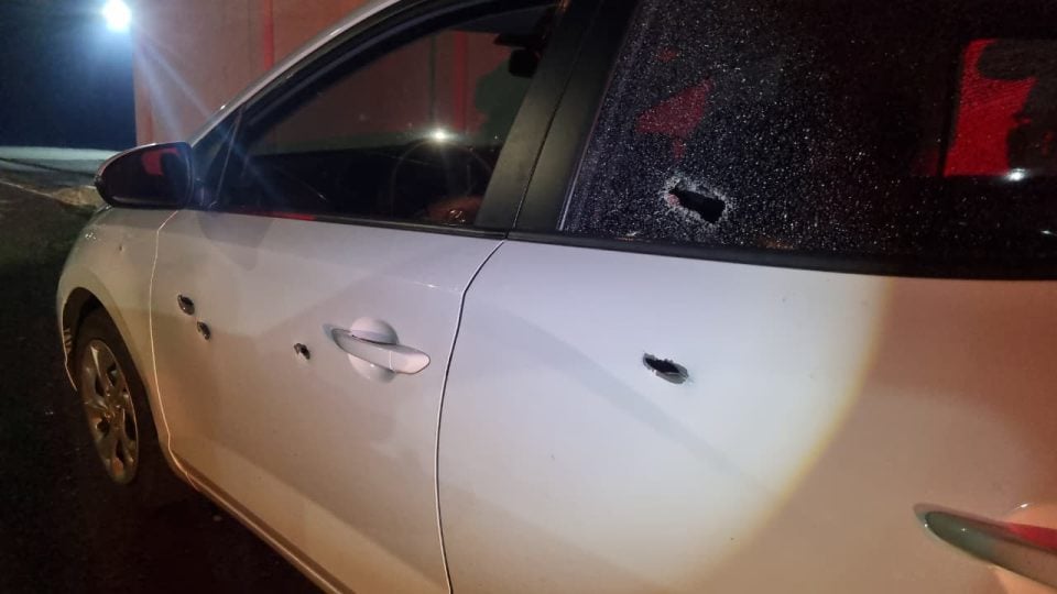 Motorista de aplicativo sobrevive após carro ser atingido por 11 tiros