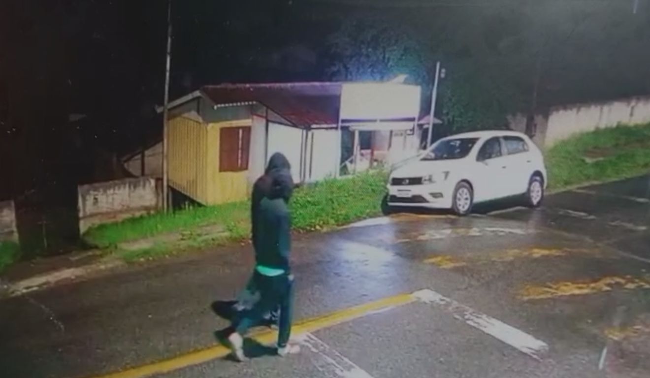 Motorista de aplicativo é baleado ao tentar impedir roubo de carro em lanchonete