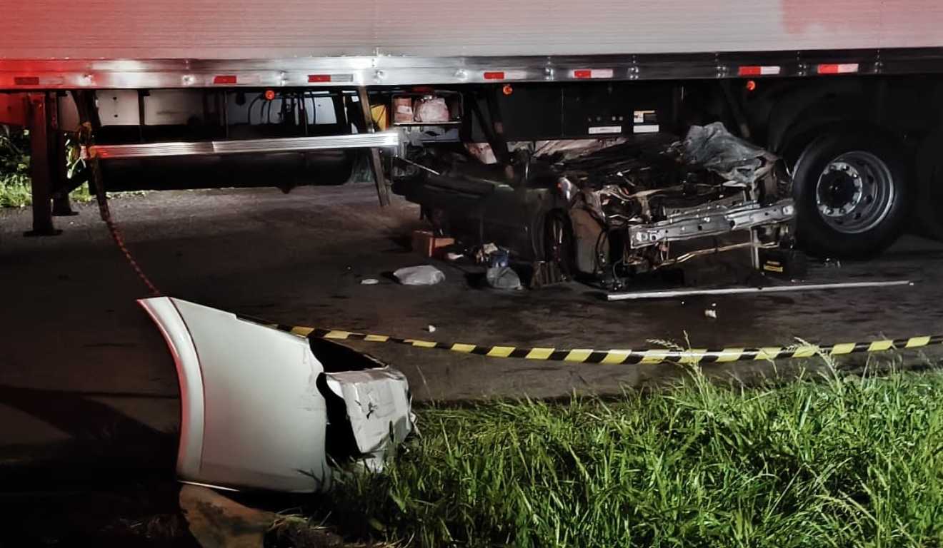 Motorista morre após carro ser esmagado por caminhão na BR-116