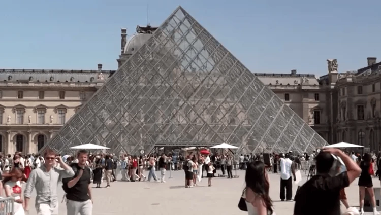  Museu do Louvre reabre após assalto cinematográfico: prejuízo é “inestimável”, diz ministro francês