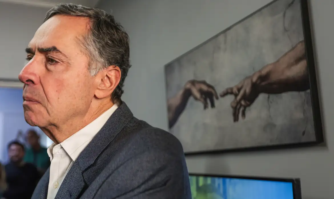 Luís Roberto Barroso passa mal e é internado em hospital de Brasília