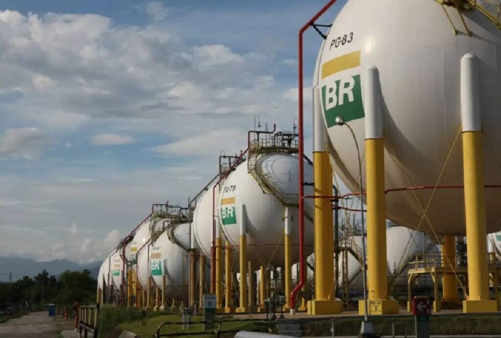 Petrobras anuncia nova redução no preço da gasolina