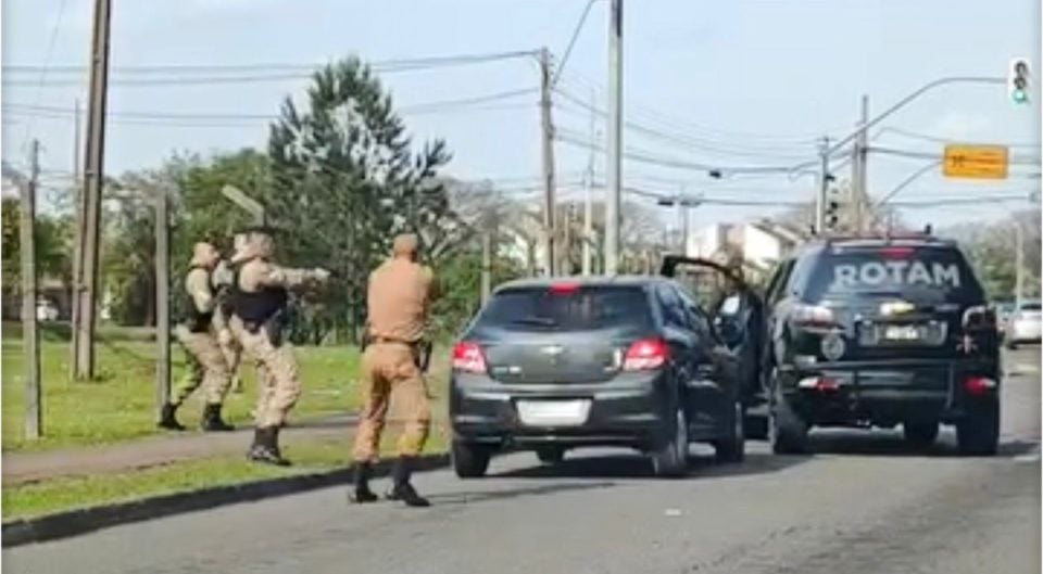Vídeo: PMs matam suspeito dentro de carro roubado
