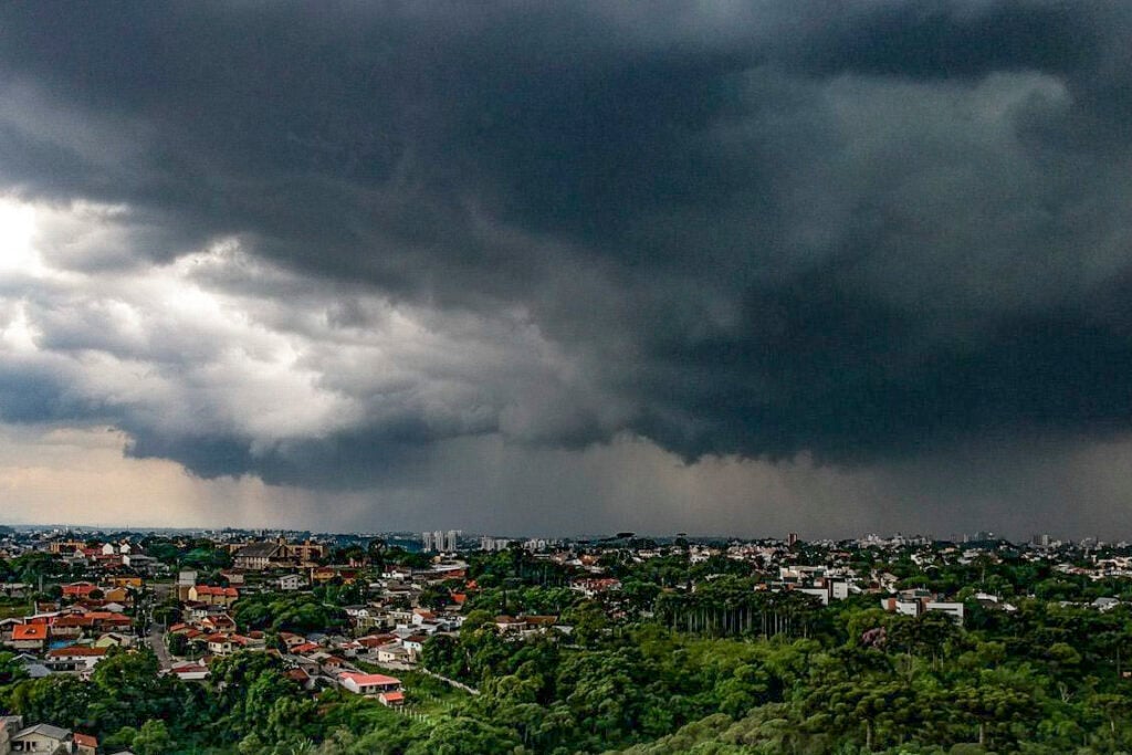 Frente fria chega com força e 103 municípios do Paraná entram em alerta por tempestades