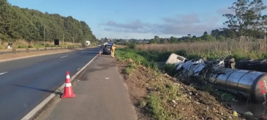 Motorista fica ferido após carreta carregada com levedura tombar em PG