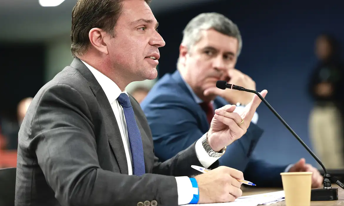 Parlamentares pedem pede prisão de Ramagem após deputado ser visto em Miami