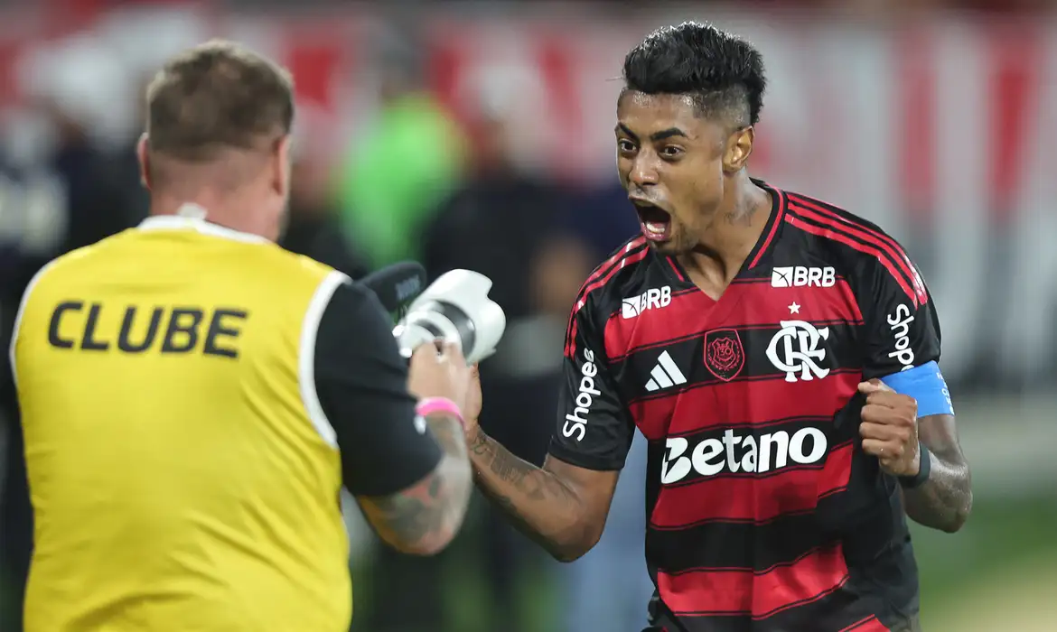 Flamengo vence, aproveita derrota do Palmeiras e volta a igualar rival
