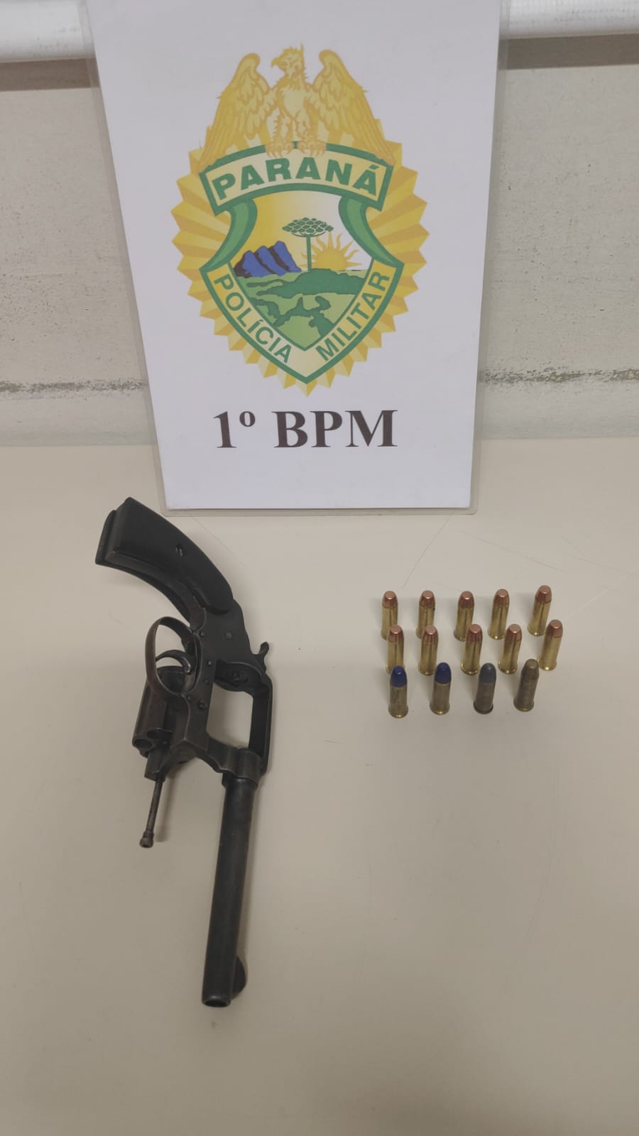 Homem é preso com arma e munições em residência no Boa Vista, em Ponta Grossa