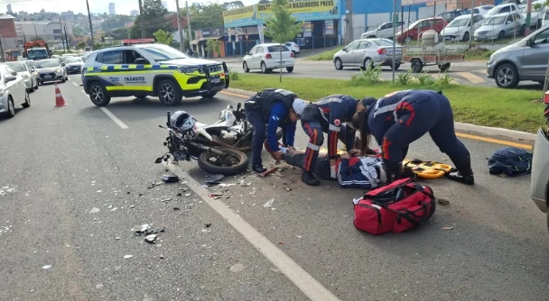 Motociclista fica ferido em colisão com carro em PG
