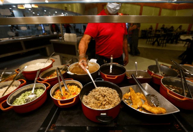 Lula assina decreto que muda regras do vale-alimentação e refeição