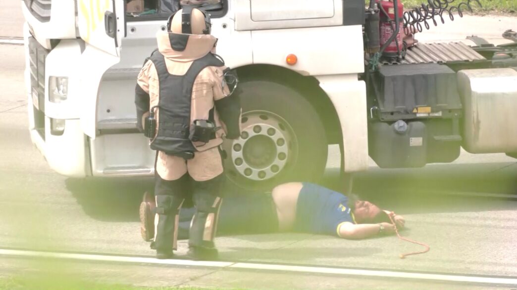 Motorista é resgatado de caminhão com explosivos no Rodoanel