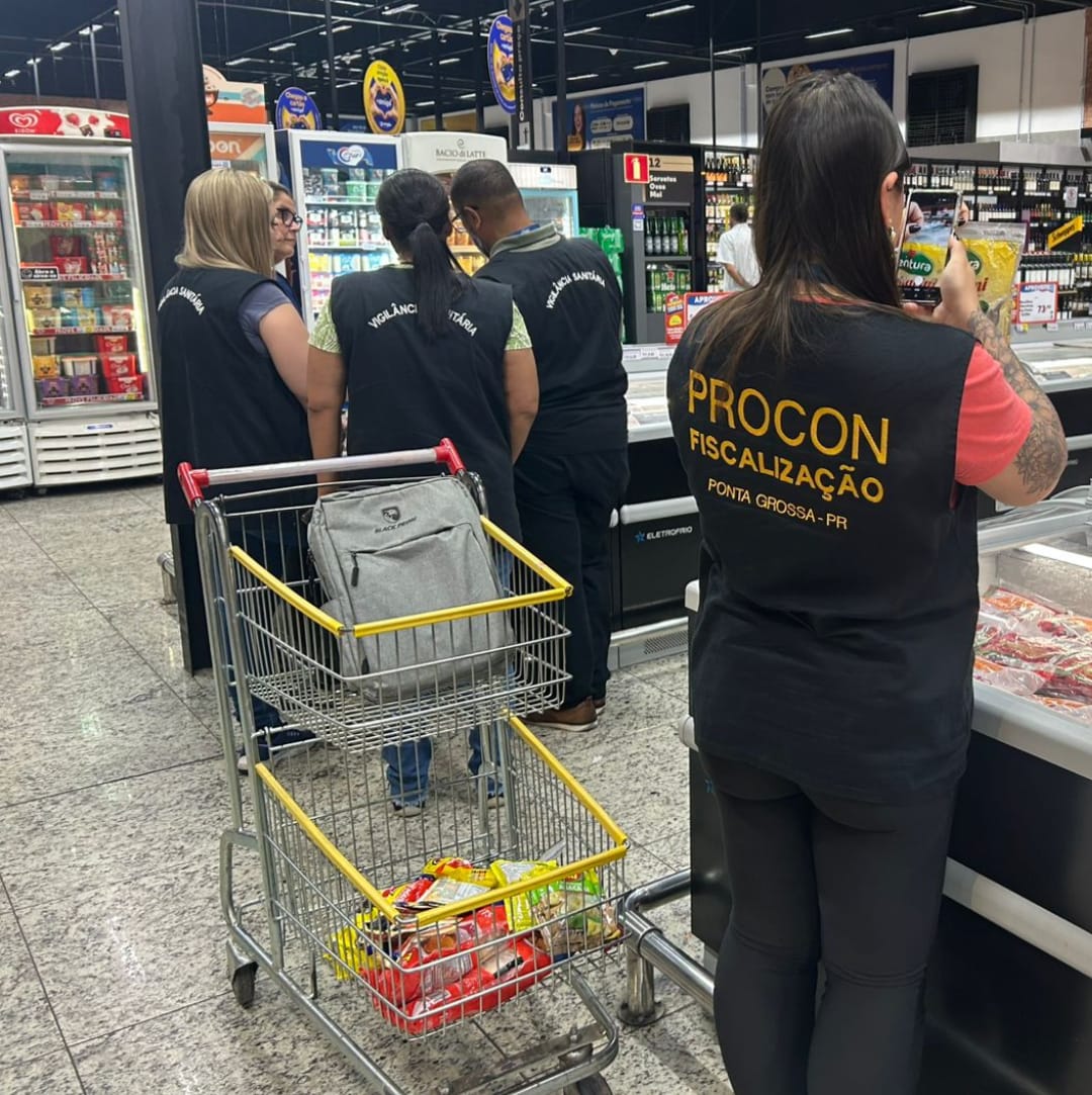 Procon e Vigilância Sanitária intensificam fiscalizações em supermercados de PG e encontram 61 produtos vencidos