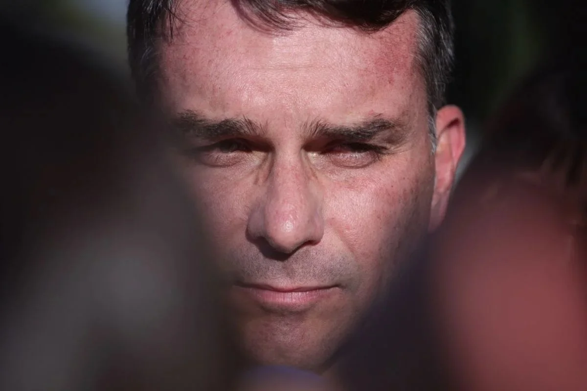 Flávio convoca vigília religiosa em frente ao condomínio de seu pai Jair Bolsonaro