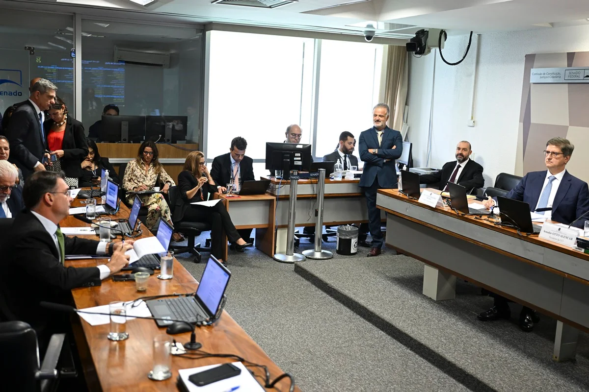 “Não tem vergonha”, diz Flávio Bolsonaro ao acusar Gonet de conluio com STF