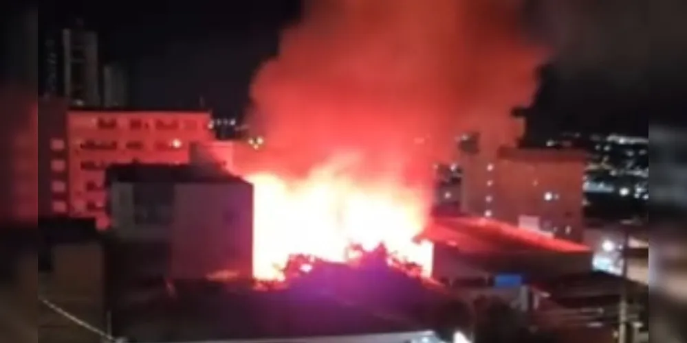 Vídeo: Incêndio atinge Clube Estância no Centro de Ponta Grossa