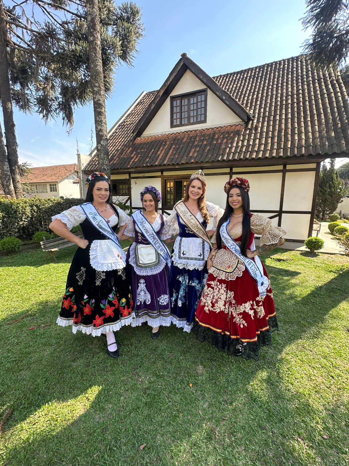 Desfile e banda alemã movimentam o centro de PG durante a 34ª Münchenfest