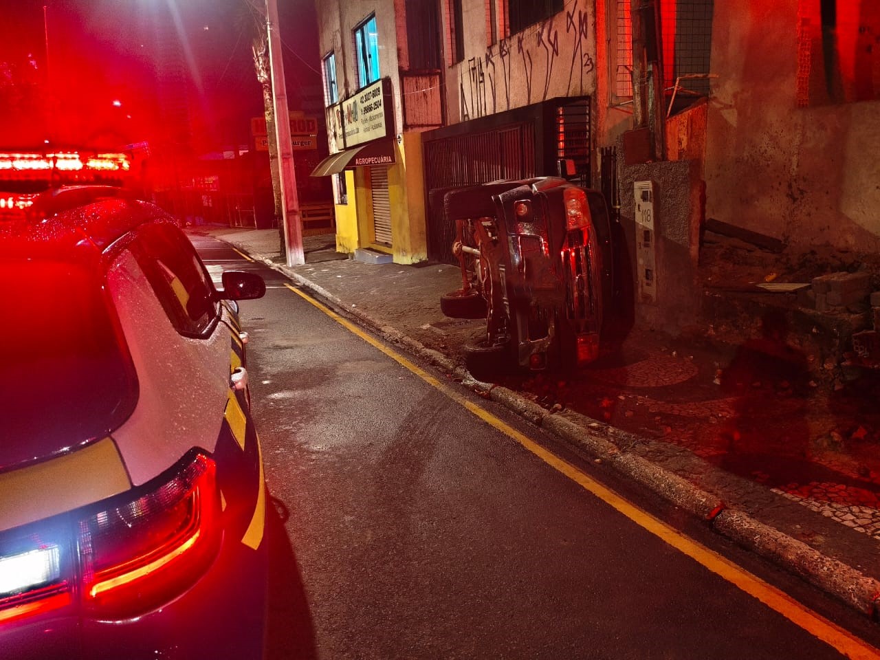 Caminhonete tomba após colisão em Ponta Grossa
