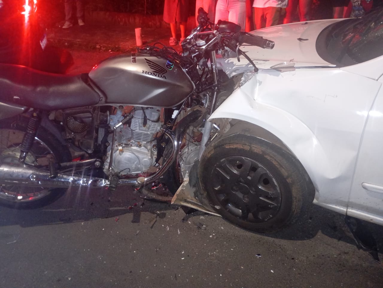 Motociclista fica gravemente ferido após colisão frontal em PG