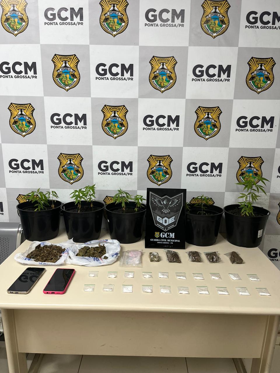 Casal é preso por tráfico de drogas no Bairro Contorno