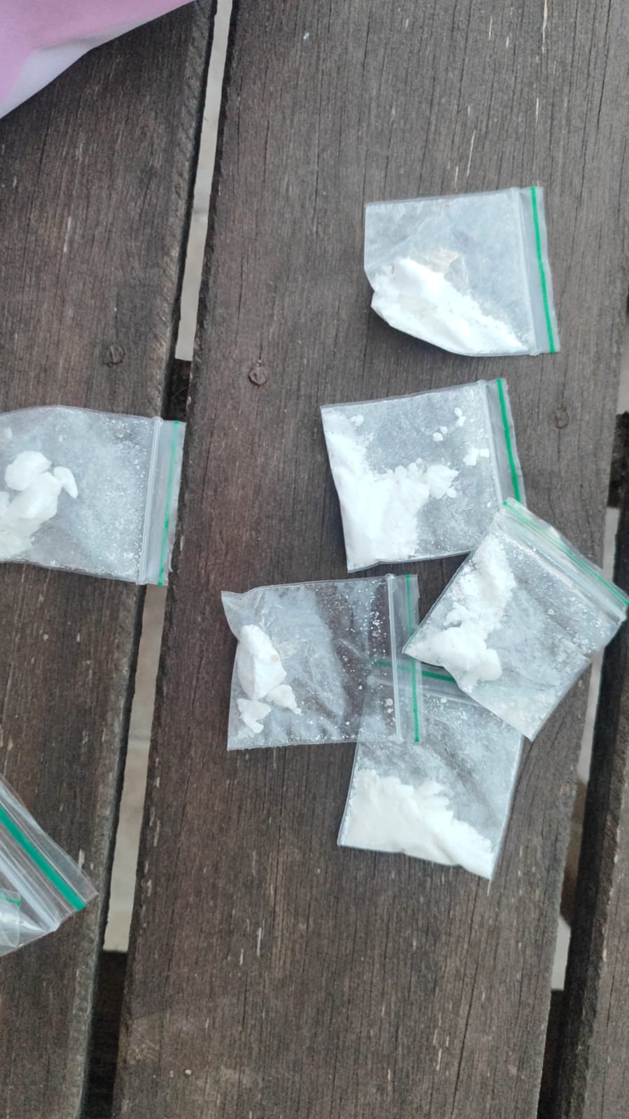 Morador encontra drogas após prisão de casal por tráfico em PG