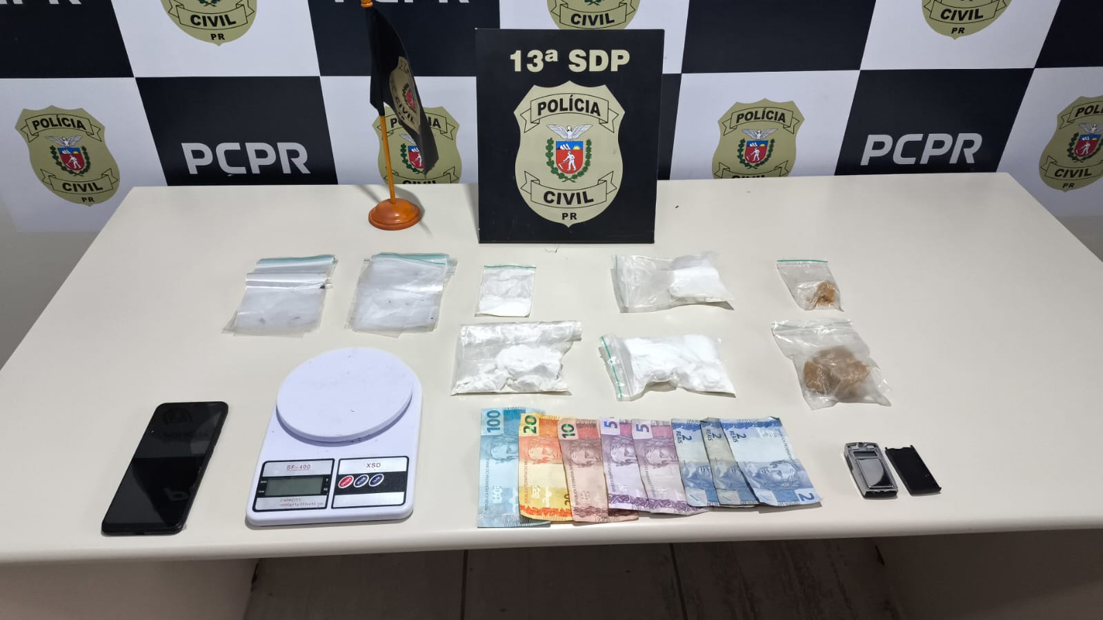 Homem é flagrado pela PCPR preparando droga na mesa da cozinha da própria residência para tráfico no Jardim Carvalho, em PG