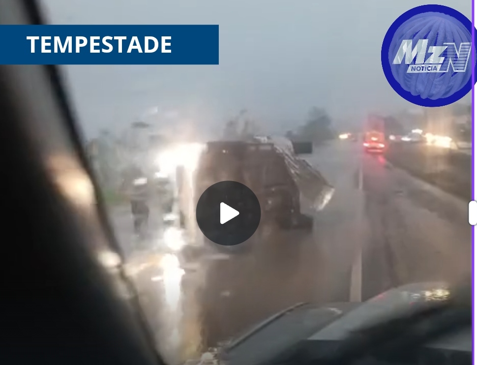 VÍDEO: Tempestade vira carro, derruba árvores e destelha casas em cidade do PR