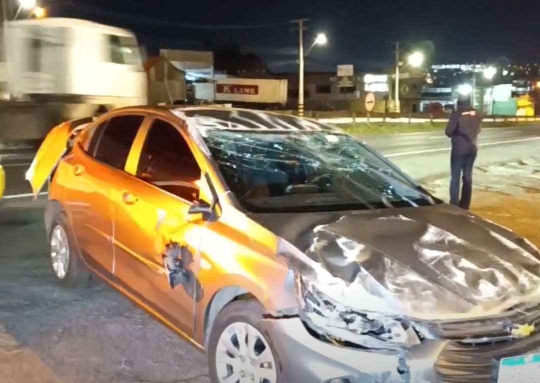 Duas pessoas ficam feridas em capotamento na BR-376